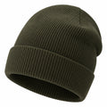 Bonnet en tricot côtelé vert foncé